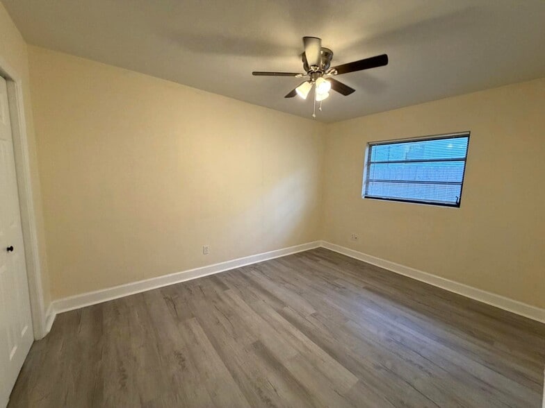 Front bedroom - 17 W Winter Park St