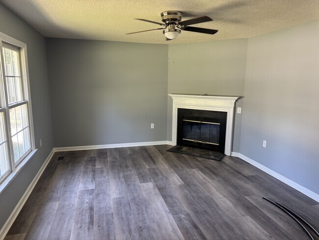Building Photo - 117 Mary Cir