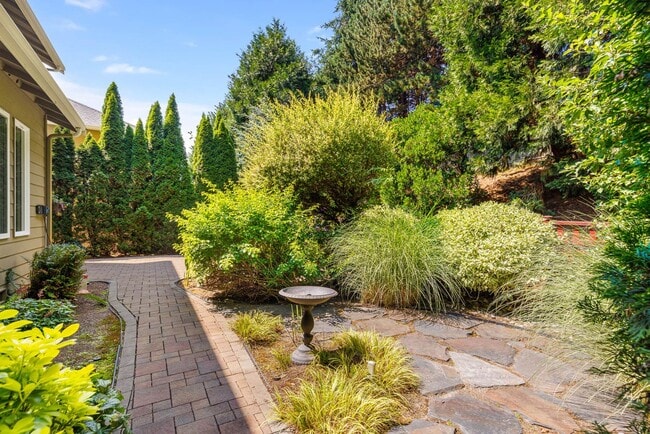 Building Photo - Elegant Redmond Retreat | 4 Bed + 2 Offices | Prime Cul-de-Sac Location