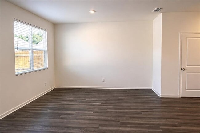 Building Photo - 2095 Emerson Dr
