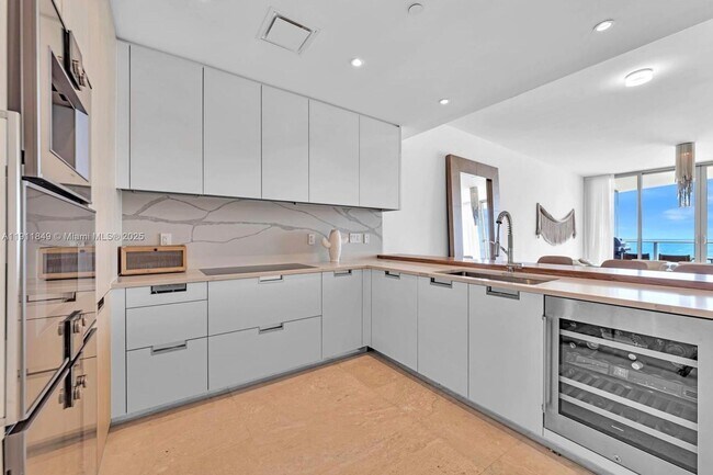 Building Photo - 15701 Collins Ave