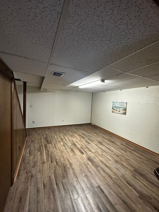 Building Photo - Charming 2 Bedroom Townhouse Available Now...