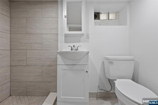 Building Photo - 676 Chestnut St