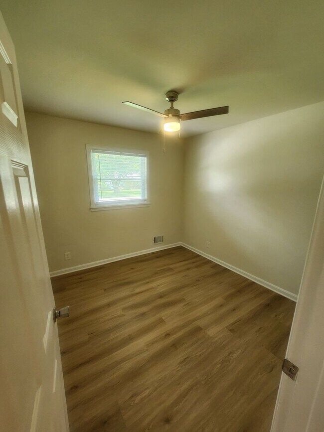 Building Photo - Beautiful and spacious 3 bedroom 1 bath ho...