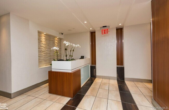 Building Photo - 3585 Greystone Ave