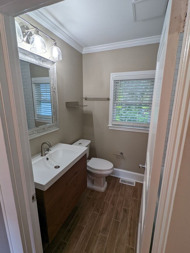 Building Photo - Newly renovated three bedroom, two bath ho...