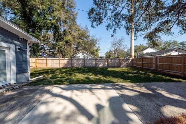 Building Photo - 3 BD 2.5 Bath Charming Home