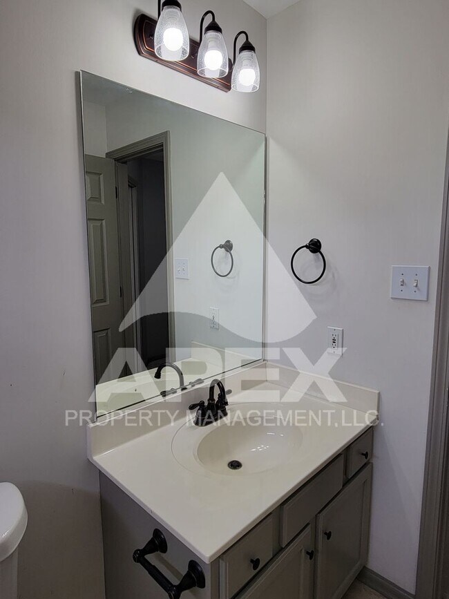 Building Photo - Beautiful 3 Bd/2.5 Ba Single Family home w/Bonus Rm in West Knoxville!