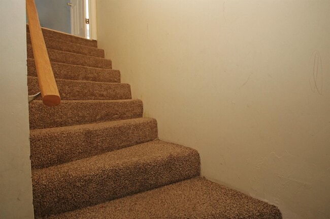 Building Photo - 1041 Oak View Ct