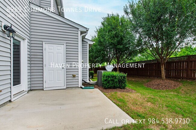 Building Photo - 8965 Commons Townes Dr