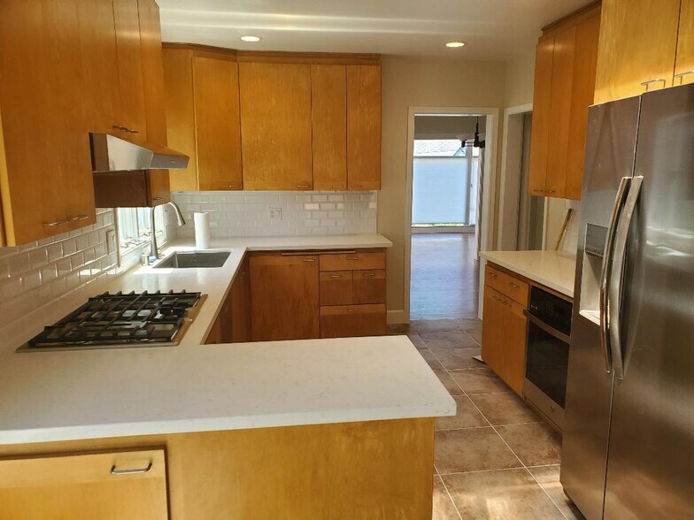 Kitchen - 547 Santa Clara Ave