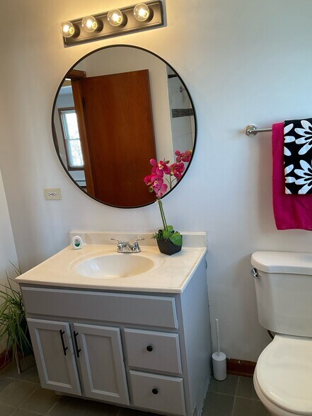 Building Photo - 2325 W Marquette rd