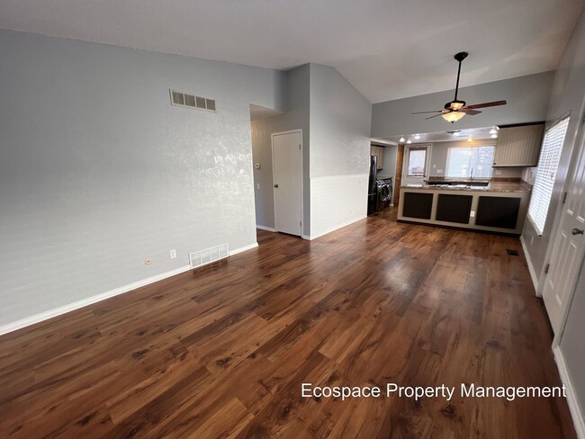 Building Photo - Beautiful Townhouse in Aurora's Mission Vi...