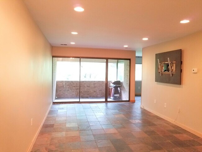 Building Photo - Extremely Well Maintained Second Level Condo ready for you to call home!