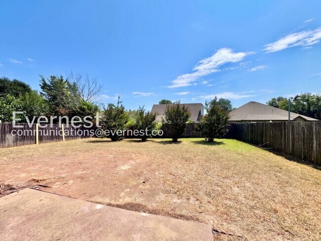 Building Photo - 3 Bed/2 Bath Home with Fenced Yard & Garage / Pet-Friendly / Available Now!