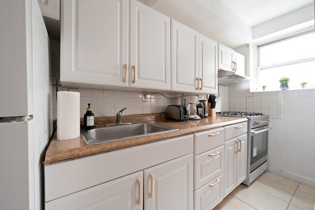 Building Photo - 309 W 28th St