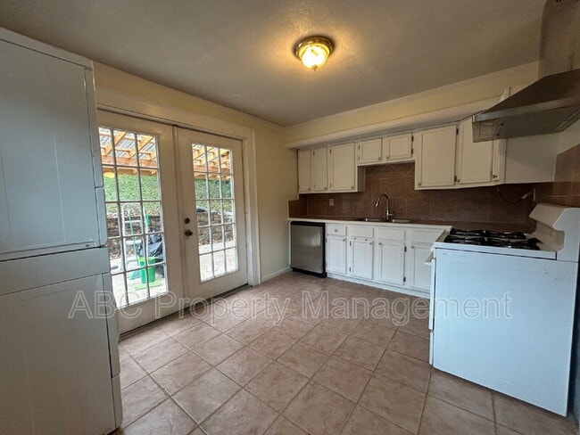 Building Photo - 604 E Huntsville Rd