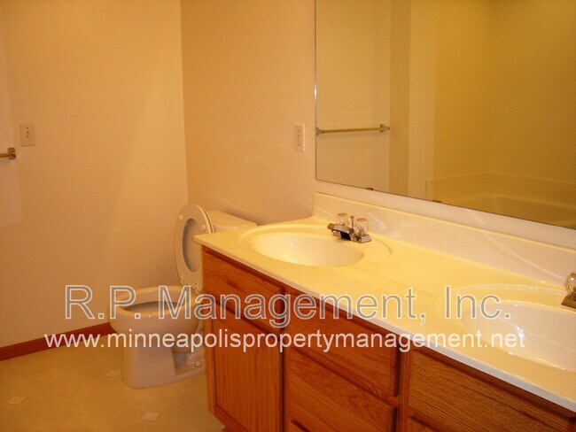 Building Photo - 15220 Florist Cir