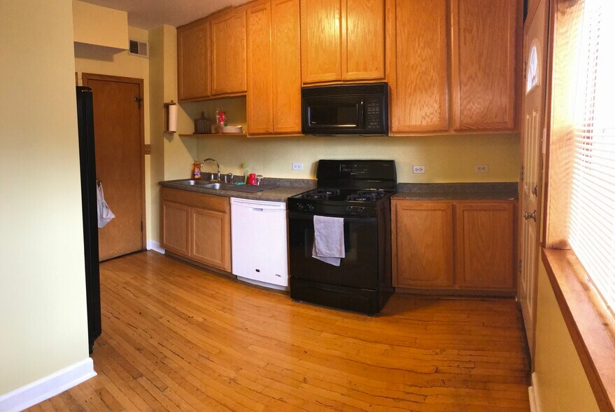 Kitchen with dishwasher - 10028 S Oakley Ave