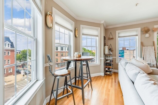 Building Photo - 601 E Broadway