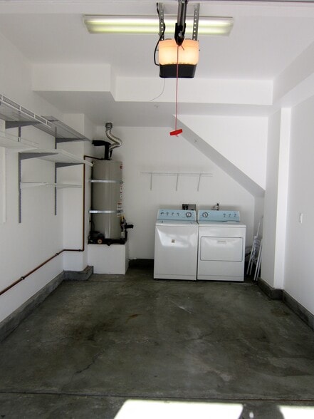 GARAGE - 285 Reef Point Way