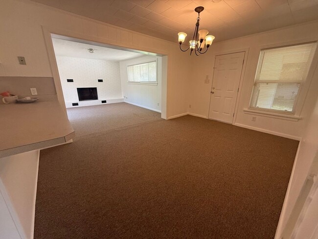 Building Photo - Pensacola - Lakeview - 3 bedroom, 2 bathroom