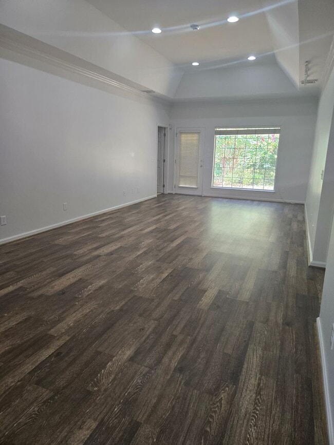 Building Photo - Charming Home in Fox Ridge Subdivision – V...