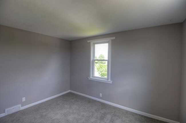 Building Photo - 2-Bedroom, 1-Bath Single-Family Home with Integral Garage and Renovated Interior for Rent