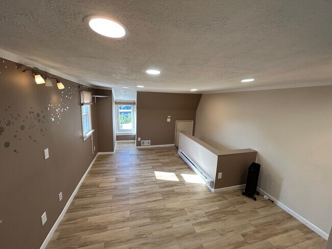 Building Photo - 1216 Elm St
