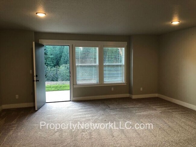 Building Photo - Outstanding Townhouse in Sandy Oregon