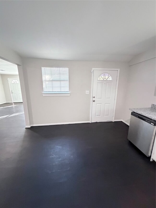 Building Photo - 866 N Victory Dr