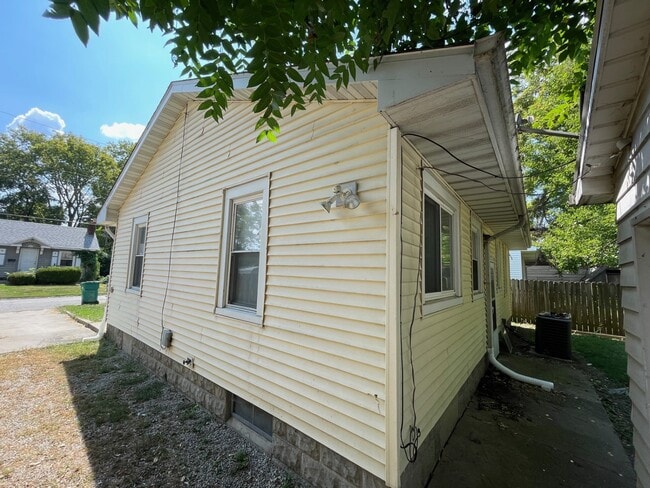 Building Photo - 1238 E Bon Air Ct