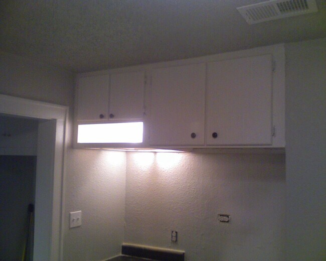 Building Photo - 1701 Daniel Dr