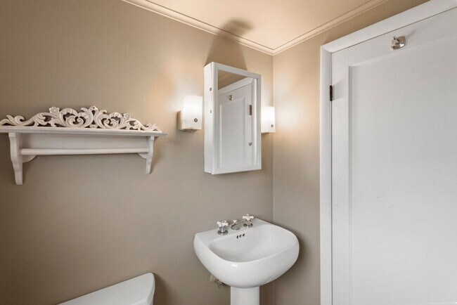 Building Photo - Nice 4-bed, 2-bath single-family home with...