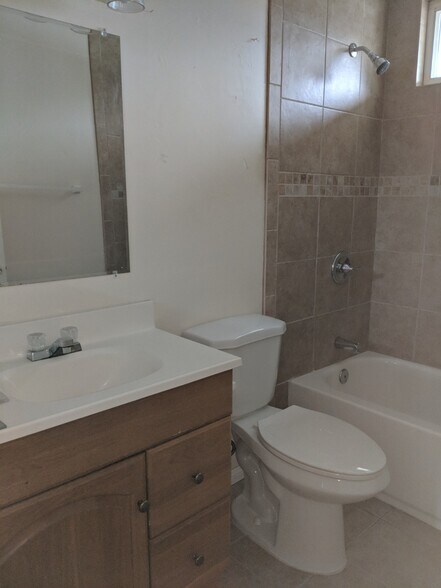 Tiled Main Bath Room - 3614 Seacrest Way