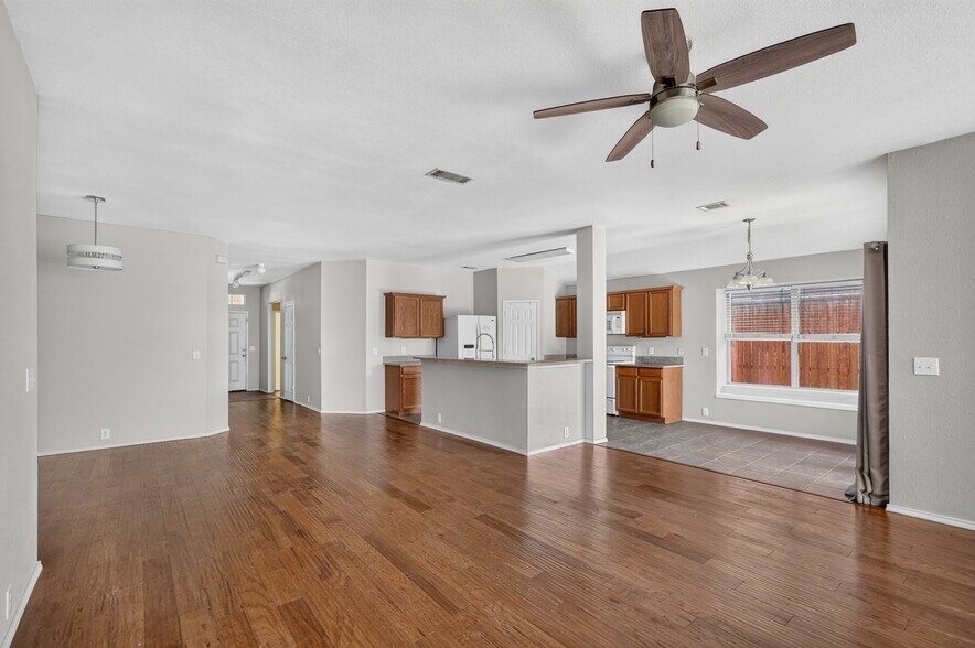 Building Photo - 1325 Periwinkle Dr