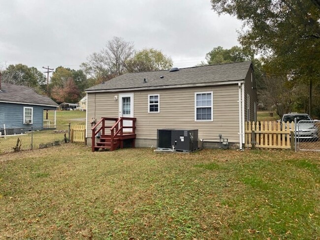 Building Photo - Updated 2 bed 1 bath  Fenced yard - 5 min to downtown Kannapolis
