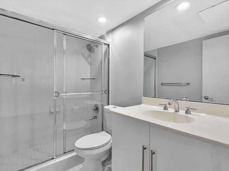 Building Photo - 3001 S Ocean Dr