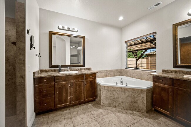 Building Photo - "Spacious 5-Bed Oasis with 3 Baths in Washington, UT – 3,171 Sq Ft of Comfort!"