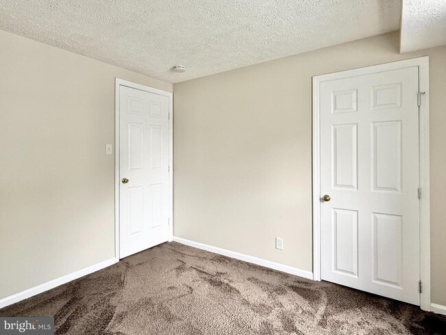 Building Photo - 97 Kenwood Dr