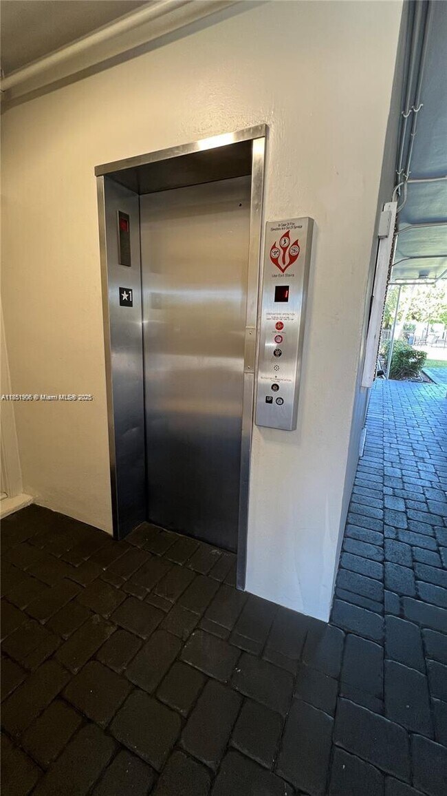 Building Photo - 941 Crystal Lake Dr