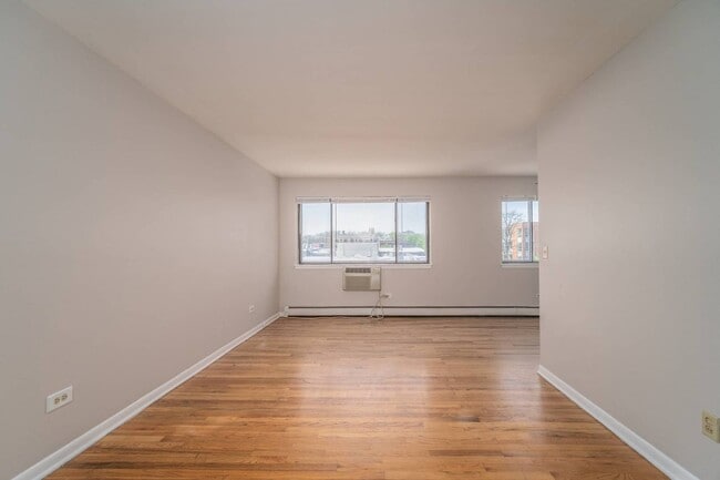 Primary Photo - 5450 N Winthrop Ave