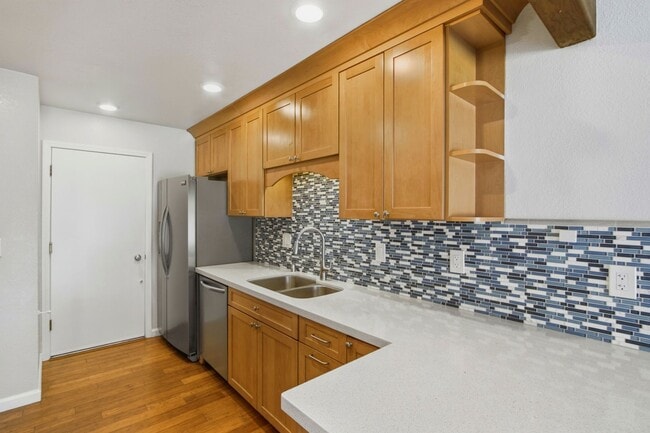 Building Photo - Updated 2BR/2BA Townhome w/ Private Yard, Garage & Laundry