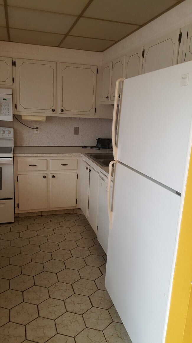 kitchen - 300 NE 14th Ave