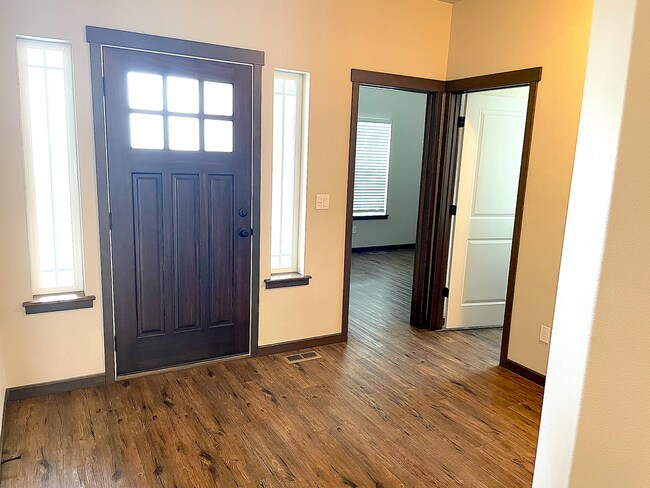 Building Photo - Great Post Falls Location!