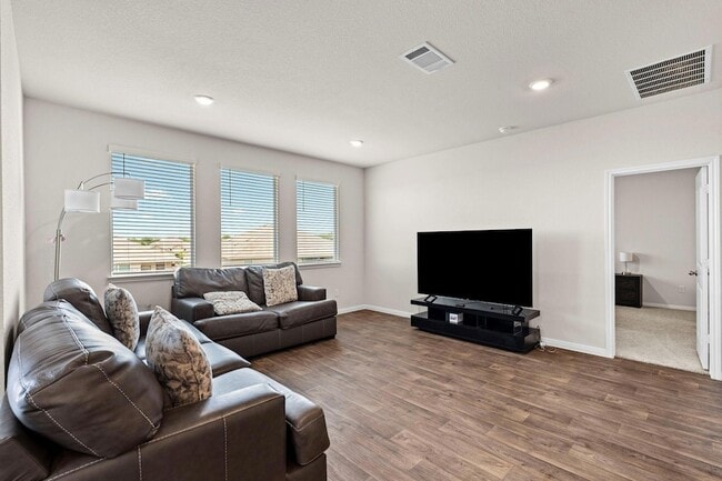 Building Photo - 381 Evergreen Sumac Lp
