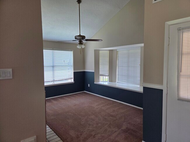 Building Photo - 8530 Lake Crystal Dr