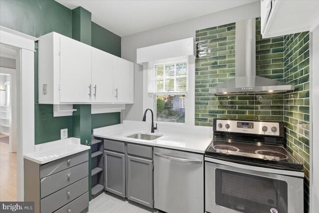 Building Photo - 1208 S Oakcrest Rd