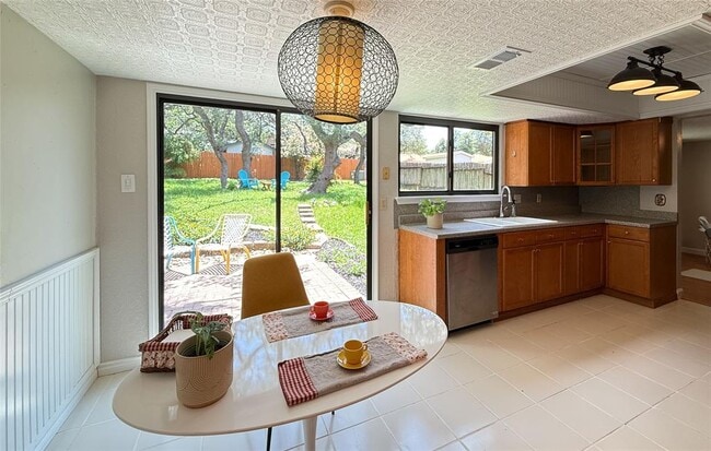 Building Photo - 8401 Loralinda Dr