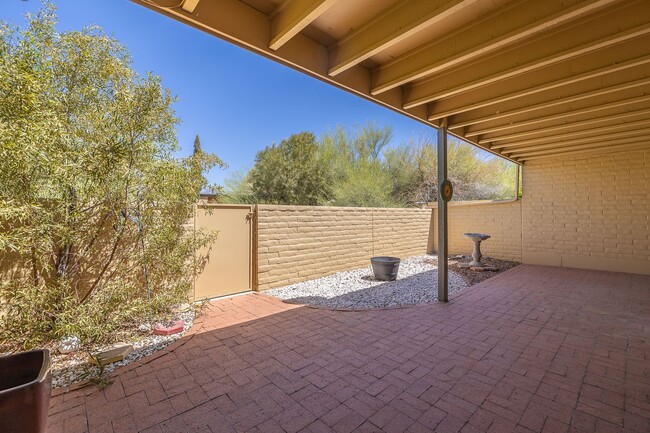 Building Photo - East-2 bedroom/ 2 bathroom townhome